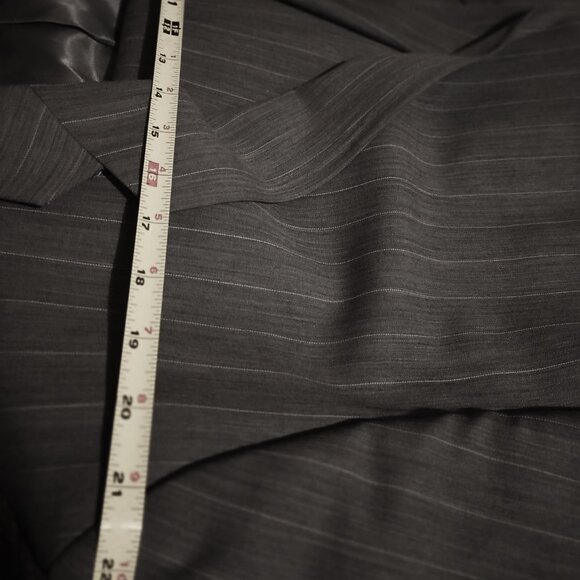 Emanuel Ungaro Men 2 Piece Light Gray Pin Stripped Suit 50L - Picture 14 of 16